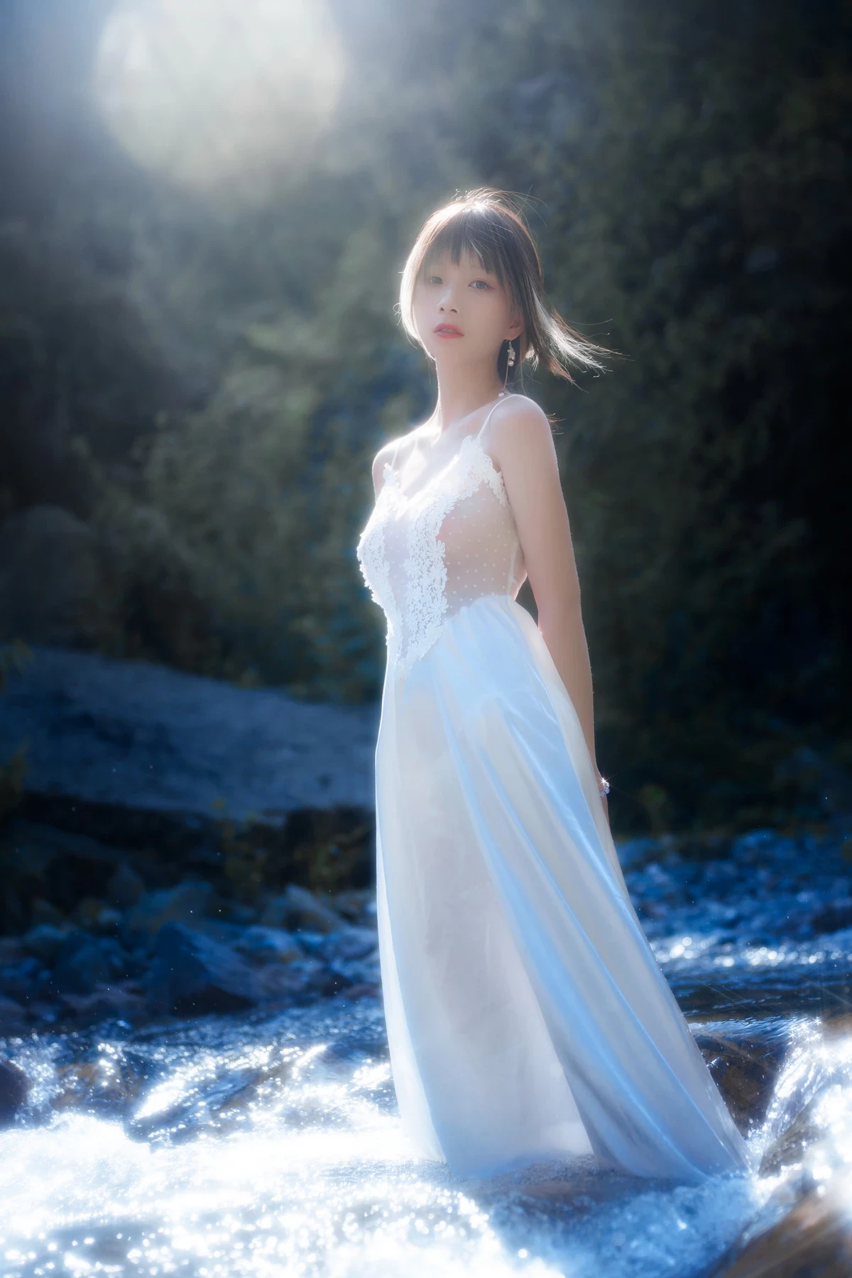 Coser美女清青琴玖静花写真水主题溪边性感白色薄纱长裙湿身秀完美身材诱惑写真